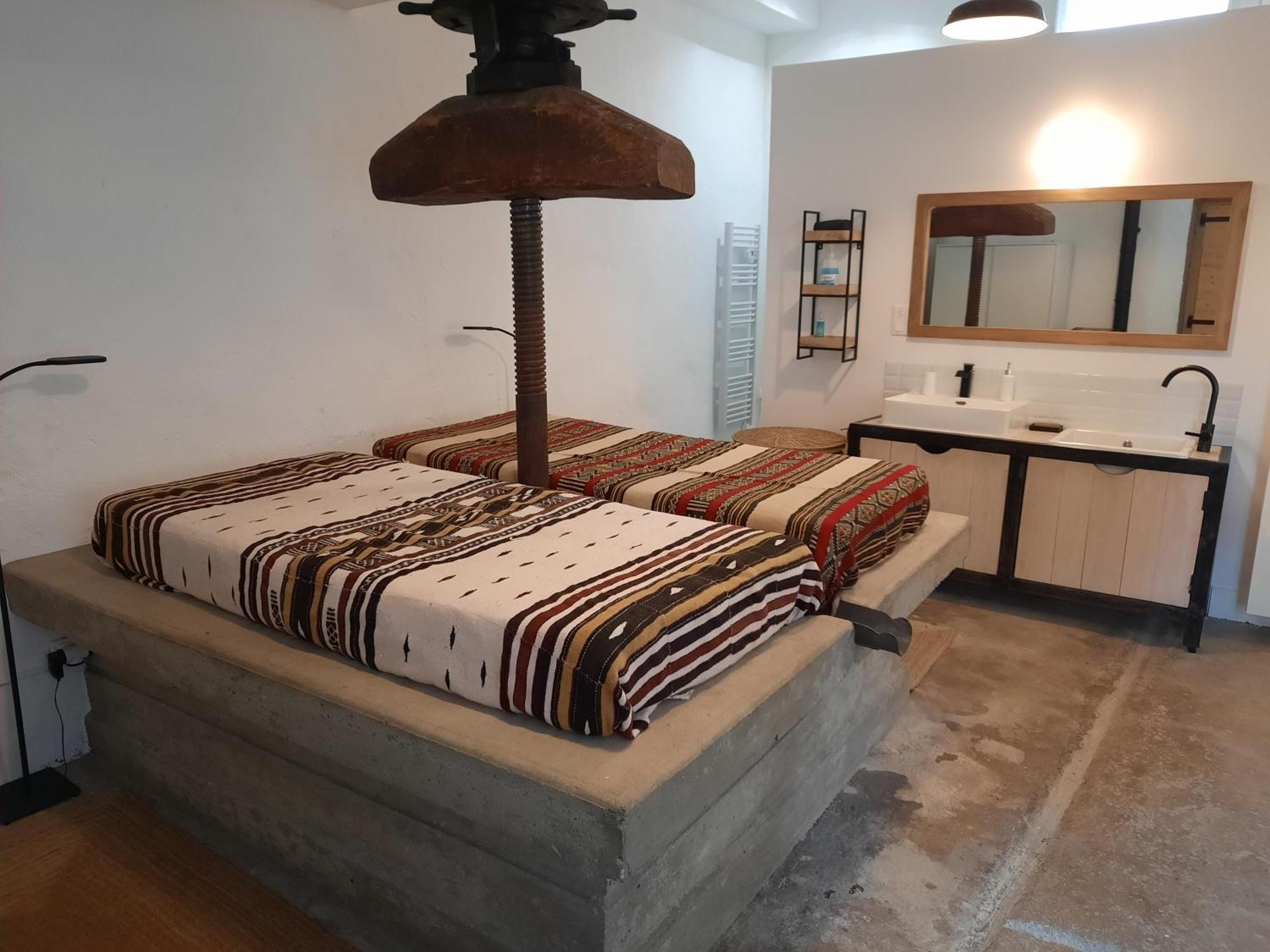 Dormir Au Pressoir Montagnieu  外观 照片